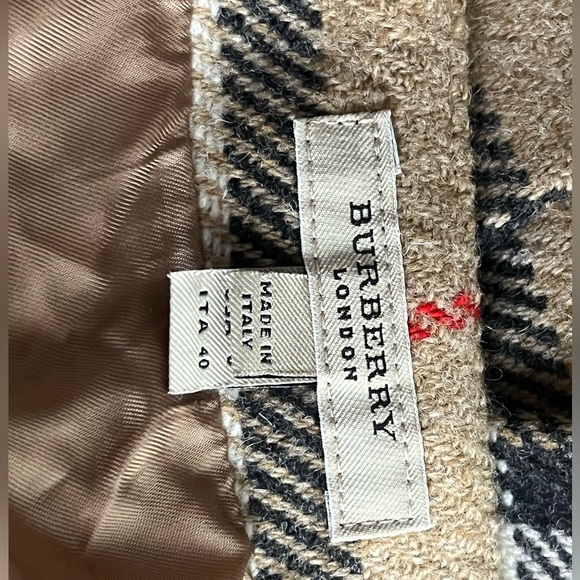 (SIZE 6) AUTHENTIC BURBERRY MINISKIRT LAMBSWOOL
Burberry vintage lambswool skirt - Picture 4 of 6